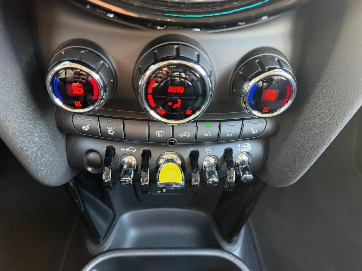 Classic Trim SE 33 kWh - British Racing Green/Black Pearl - Carplay/Sport seats - Nwstaat