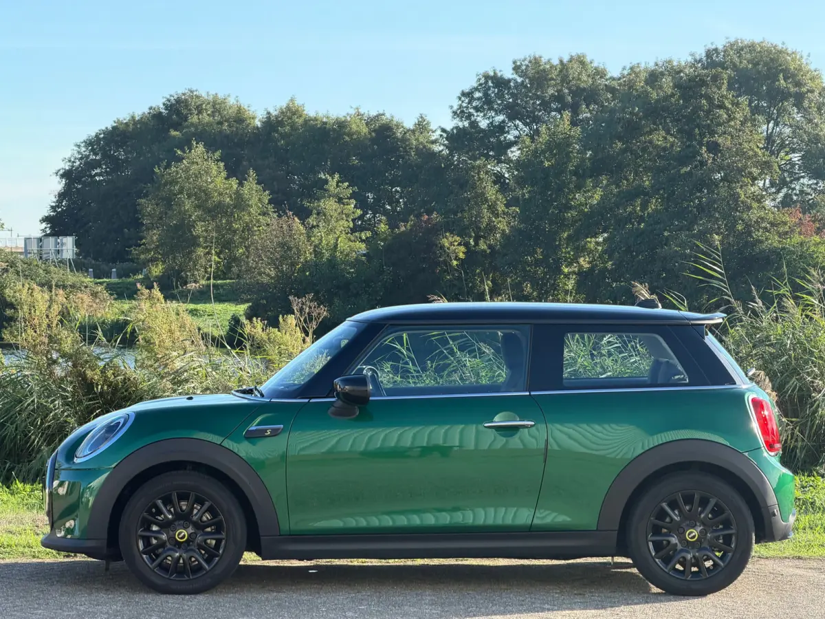 Classic Trim SE 33 kWh - British Racing Green/Black Pearl - Carplay/Sport seats - Nwstaat