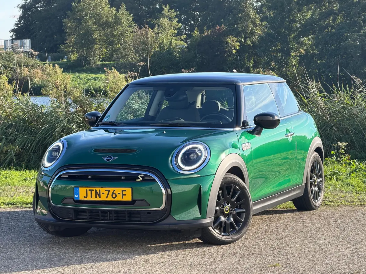Classic Trim SE 33 kWh - British Racing Green/Black Pearl - Carplay/Sport seats - Nwstaat