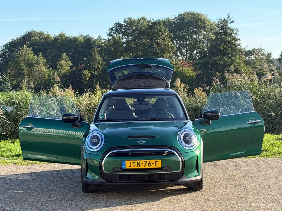 Classic Trim SE 33 kWh - British Racing Green/Black Pearl - Carplay/Sport seats - Nwstaat