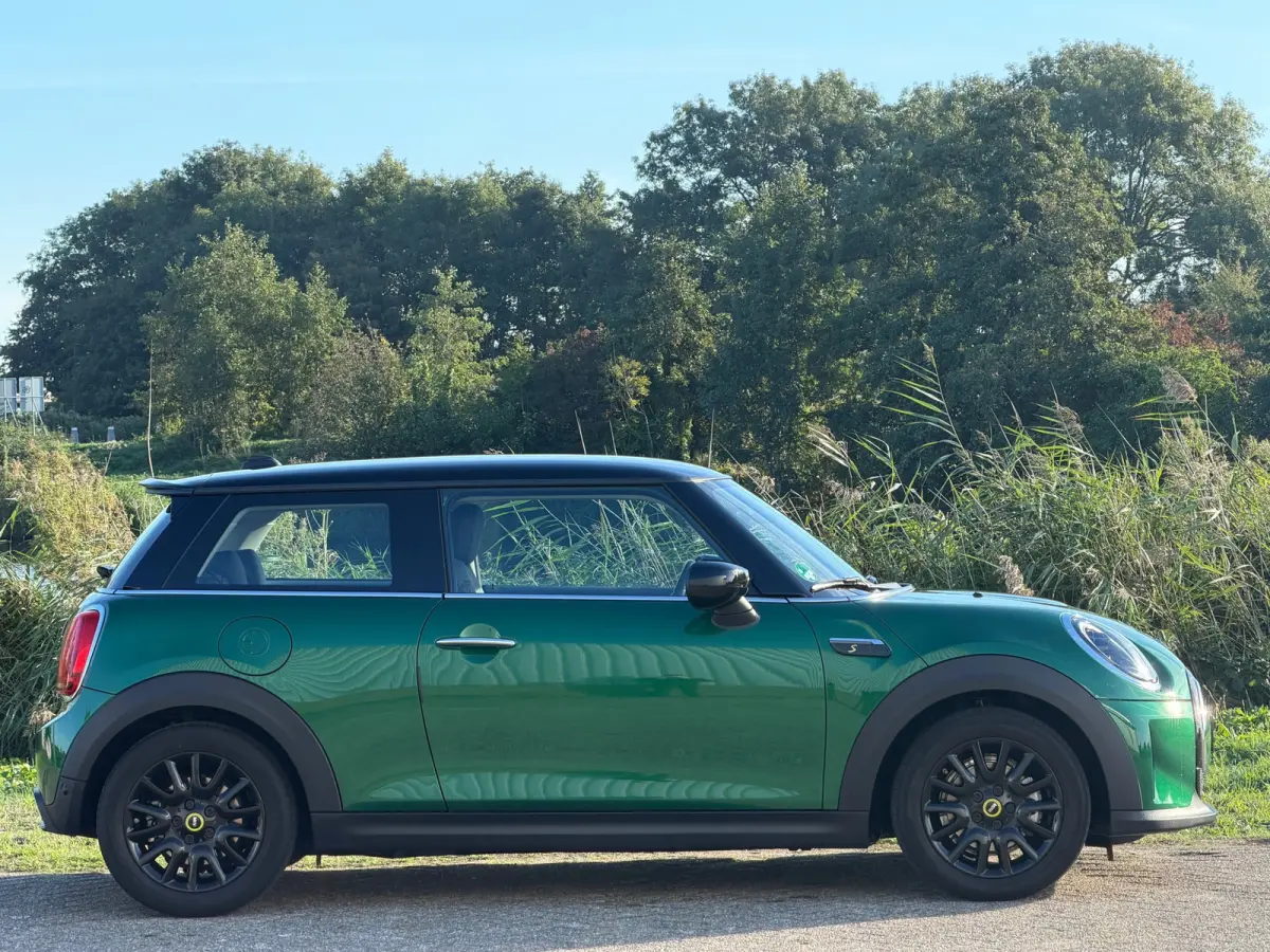 Classic Trim SE 33 kWh - British Racing Green/Black Pearl - Carplay/Sport seats - Nwstaat