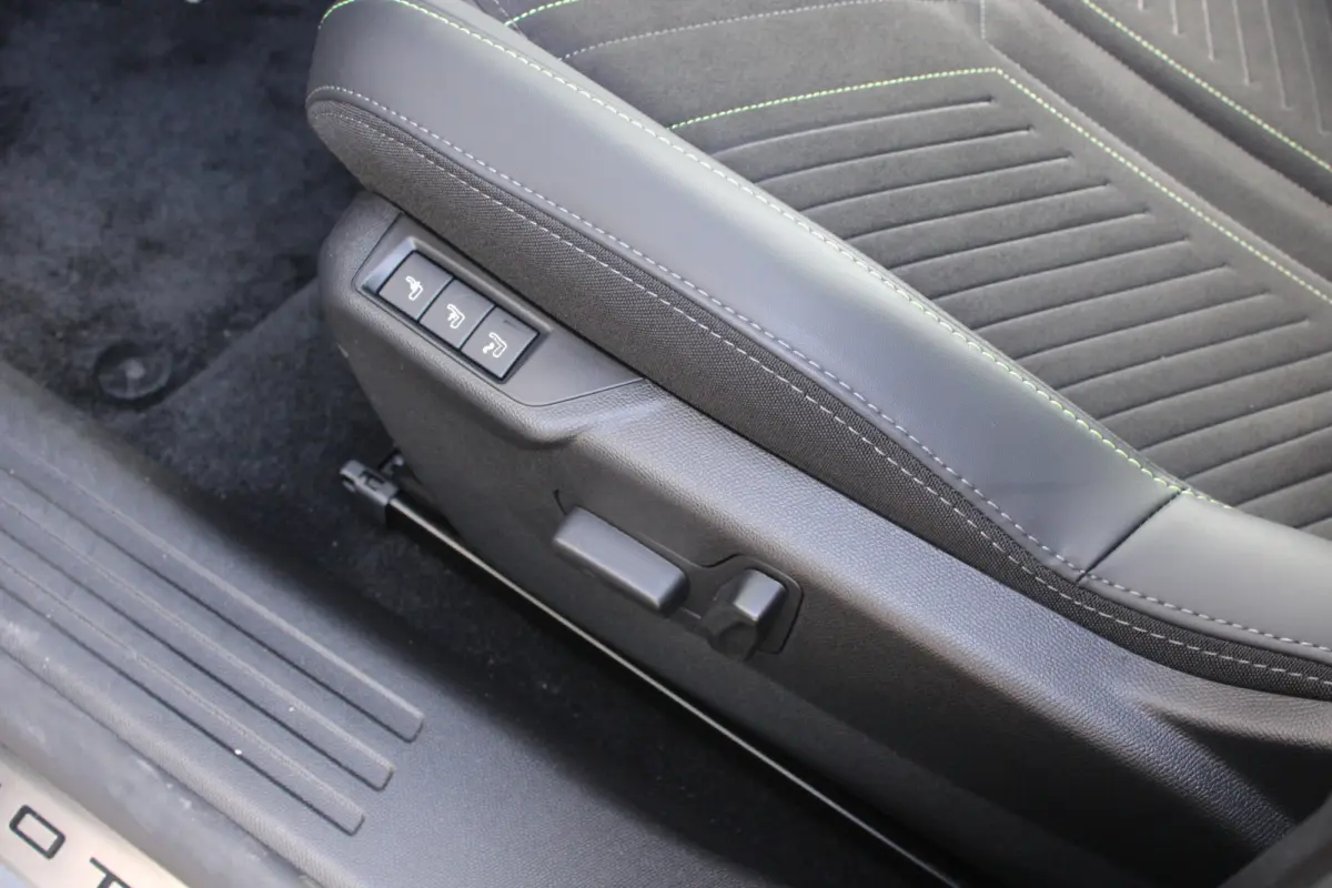 EV GT Avantage 54 kWh | Fase 3 laden | SOH 98% | Massage | Luxe stoelen | Warmtepomp | Navigatie | NL auto | 17.500km |