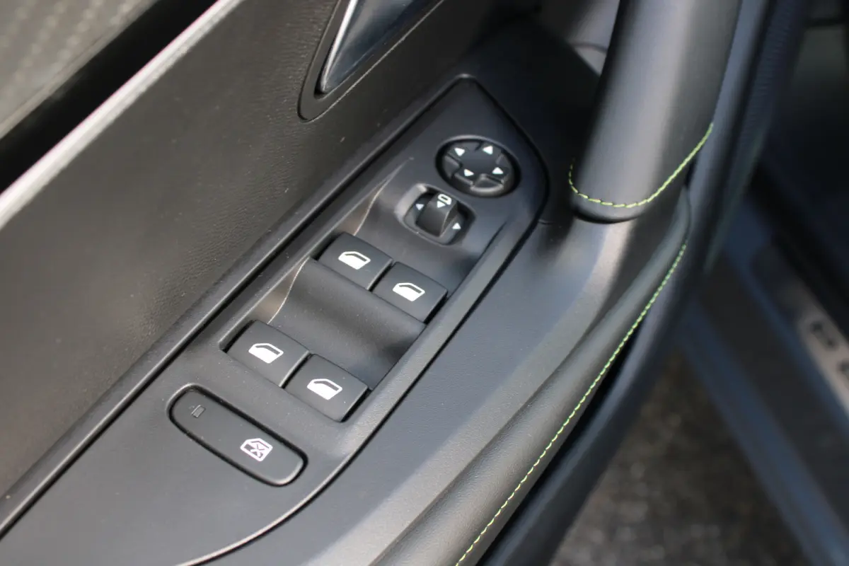 EV GT Avantage 54 kWh | Fase 3 laden | SOH 98% | Massage | Luxe stoelen | Warmtepomp | Navigatie | NL auto | 17.500km |