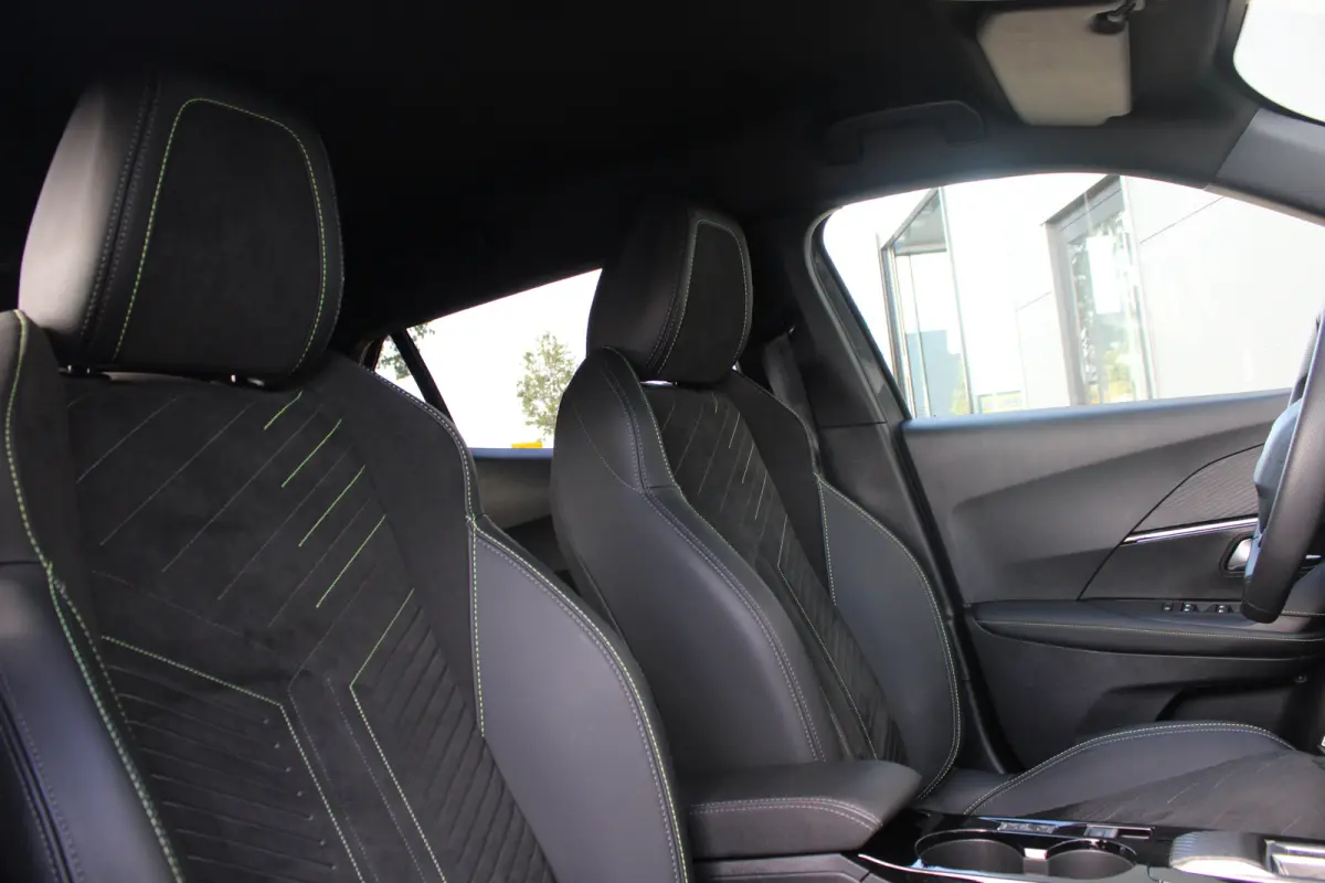EV GT Avantage 54 kWh | Fase 3 laden | SOH 98% | Massage | Luxe stoelen | Warmtepomp | Navigatie | NL auto | 17.500km |
