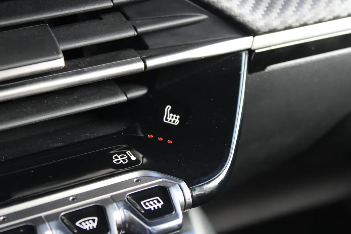 EV GT Avantage 54 kWh | Fase 3 laden | SOH 98% | Massage | Luxe stoelen | Warmtepomp | Navigatie | NL auto | 17.500km |