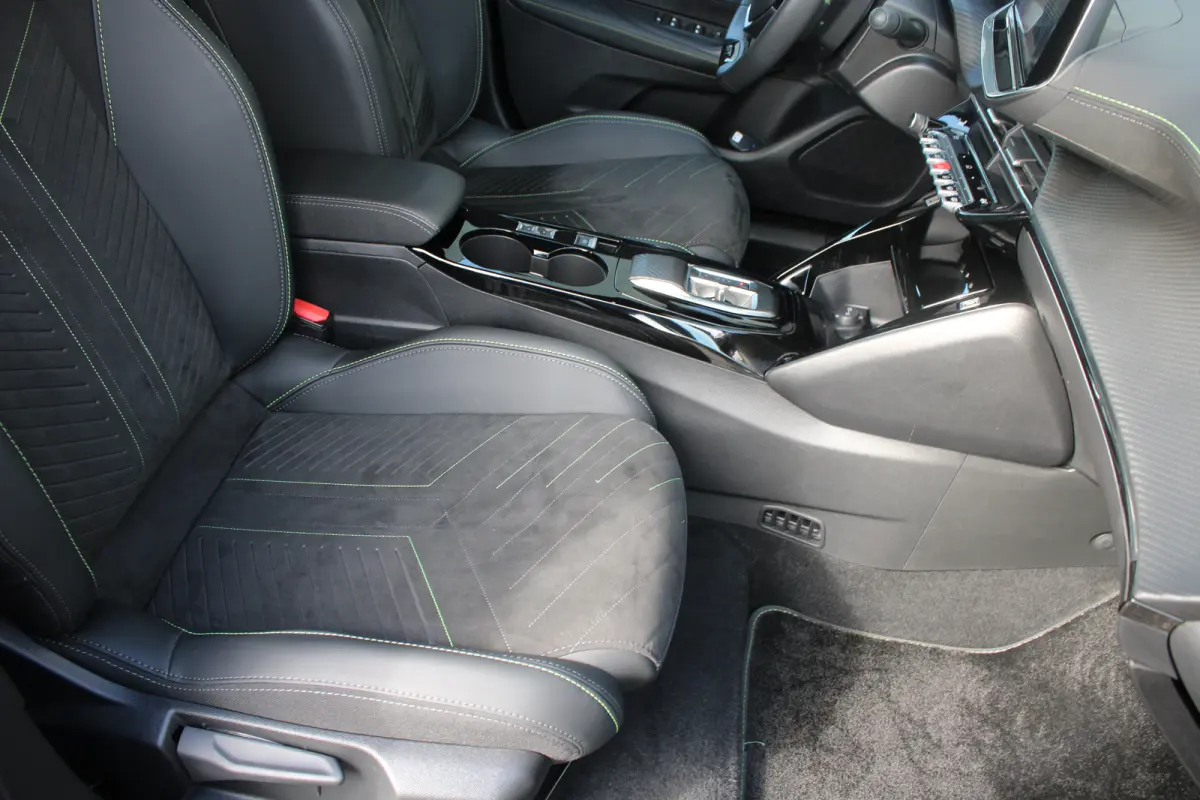 EV GT Avantage 54 kWh | Fase 3 laden | SOH 98% | Massage | Luxe stoelen | Warmtepomp | Navigatie | NL auto | 17.500km |