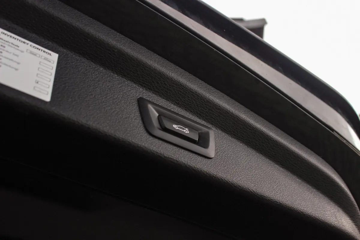 sDrive20i High Executive Edition | M-sport | Driving Assistant Plus | Camera | Apple Carplay | File assistent | Active cruise control | Park Assistant | DAB | Sportstoelen | LED