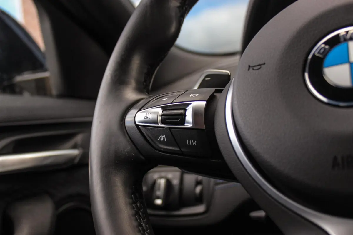 sDrive20i High Executive Edition | M-sport | Driving Assistant Plus | Camera | Apple Carplay | File assistent | Active cruise control | Park Assistant | DAB | Sportstoelen | LED