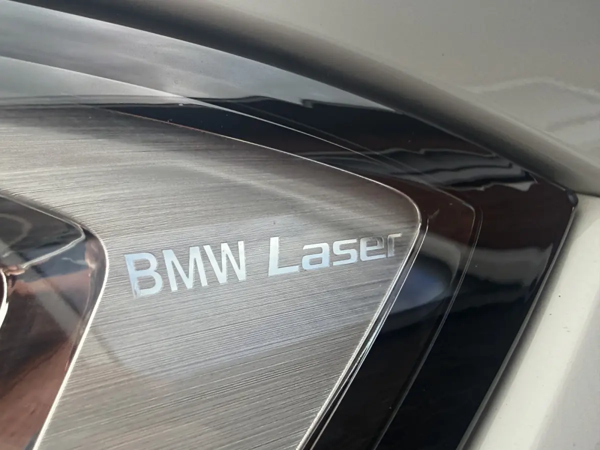 330e High Executive | LASER LED | 19 " |  CAMERA | HEAD-UP | ELEKTR KLEP | NAVI | CARPLAY |