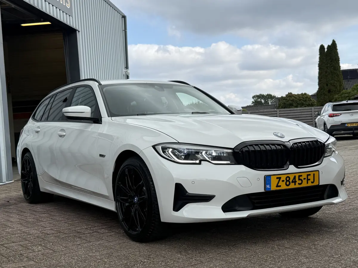 330e High Executive | LASER LED | 19 " |  CAMERA | HEAD-UP | ELEKTR KLEP | NAVI | CARPLAY |