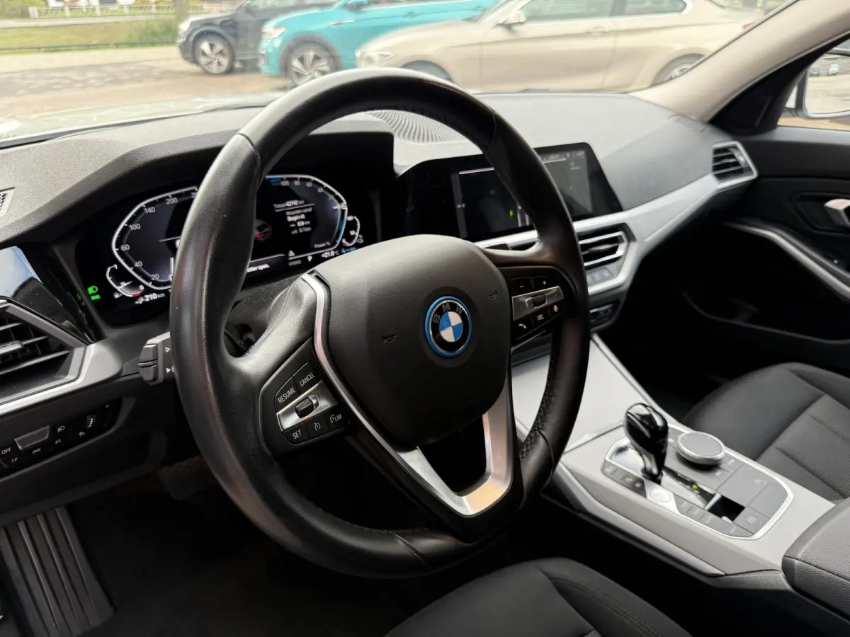 330e High Executive | LASER LED | 19 " |  CAMERA | HEAD-UP | ELEKTR KLEP | NAVI | CARPLAY |