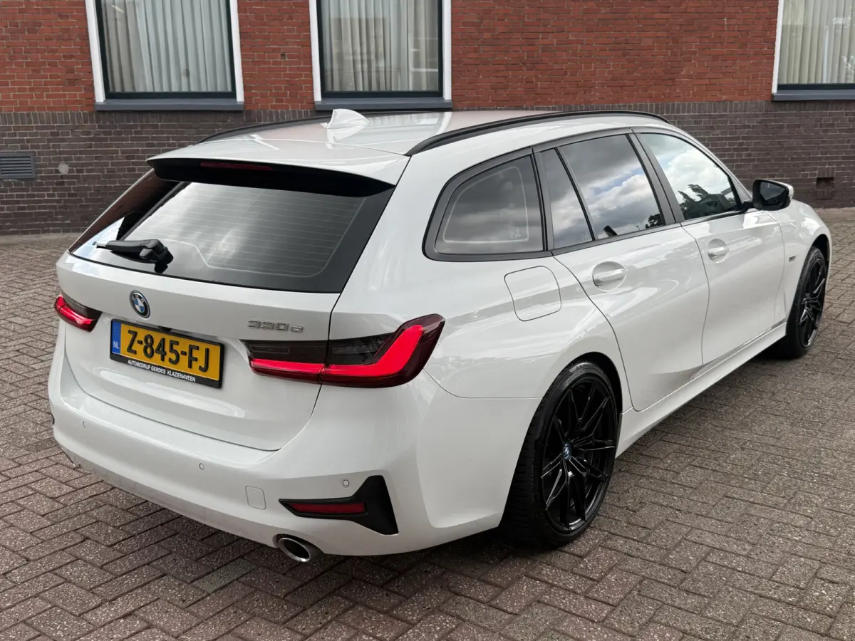 330e High Executive | LASER LED | 19 " |  CAMERA | HEAD-UP | ELEKTR KLEP | NAVI | CARPLAY |