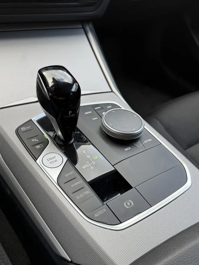 330e High Executive | LASER LED | 19 " |  CAMERA | HEAD-UP | ELEKTR KLEP | NAVI | CARPLAY |