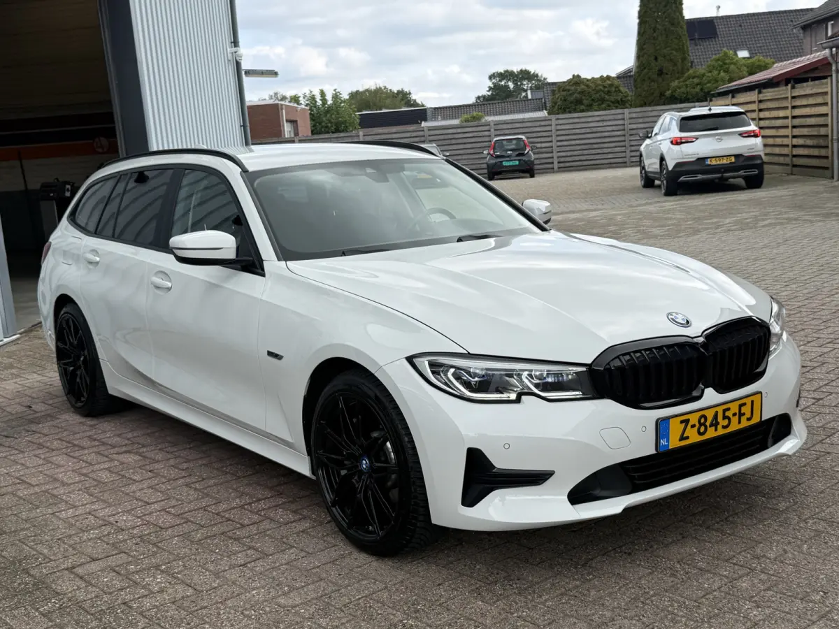 330e High Executive | LASER LED | 19 " |  CAMERA | HEAD-UP | ELEKTR KLEP | NAVI | CARPLAY |