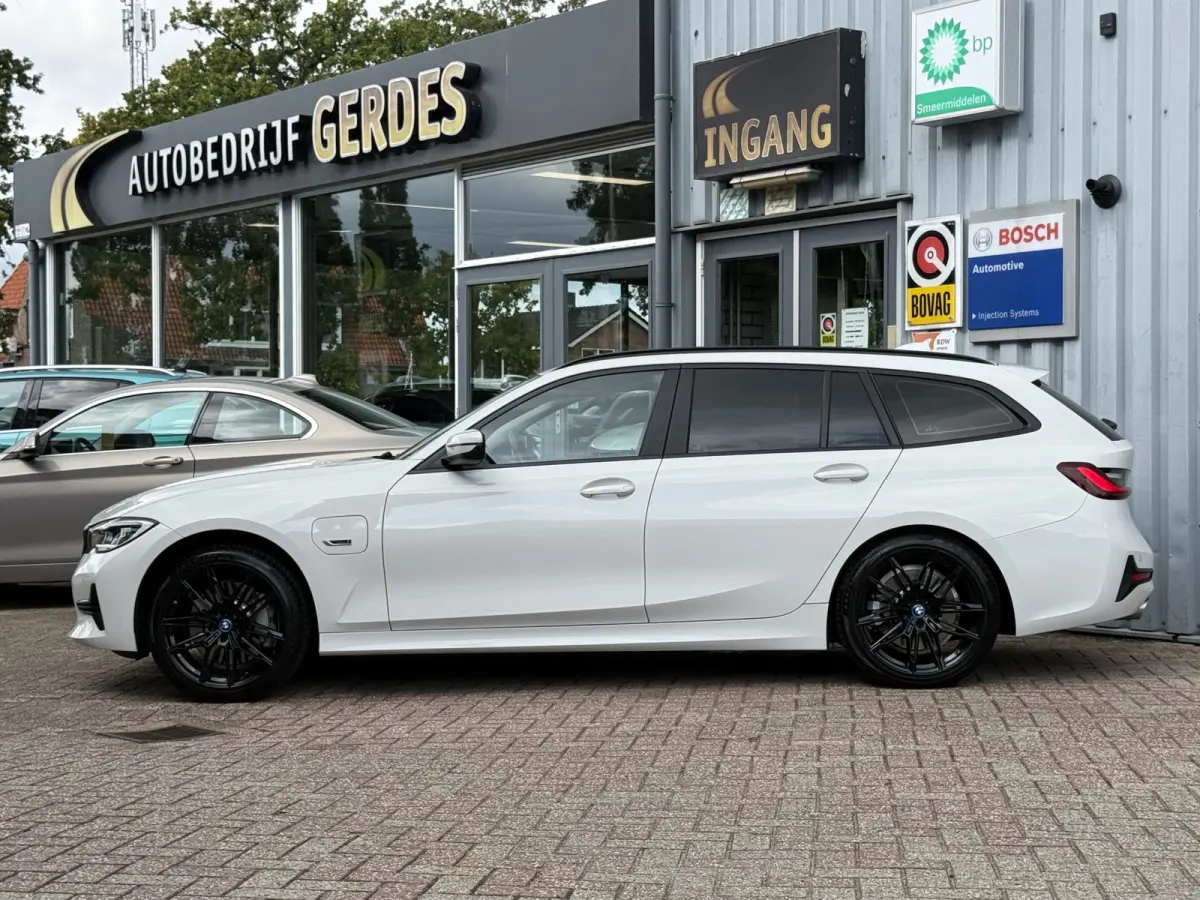 330e High Executive | LASER LED | 19 " |  CAMERA | HEAD-UP | ELEKTR KLEP | NAVI | CARPLAY |