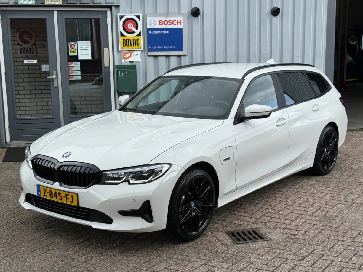 330e High Executive | LASER LED | 19 " |  CAMERA | HEAD-UP | ELEKTR KLEP | NAVI | CARPLAY |