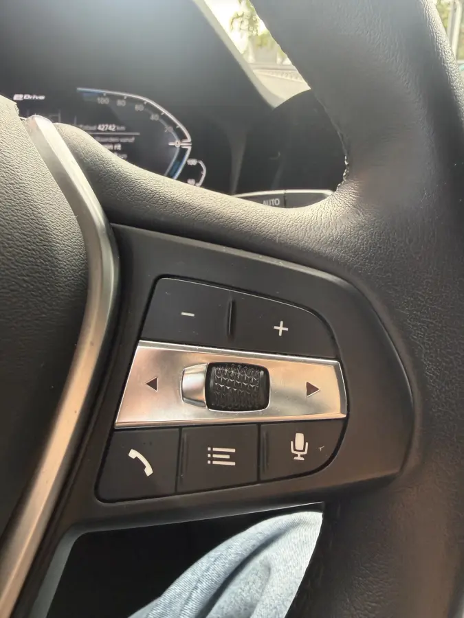 330e High Executive | LASER LED | 19 " |  CAMERA | HEAD-UP | ELEKTR KLEP | NAVI | CARPLAY |