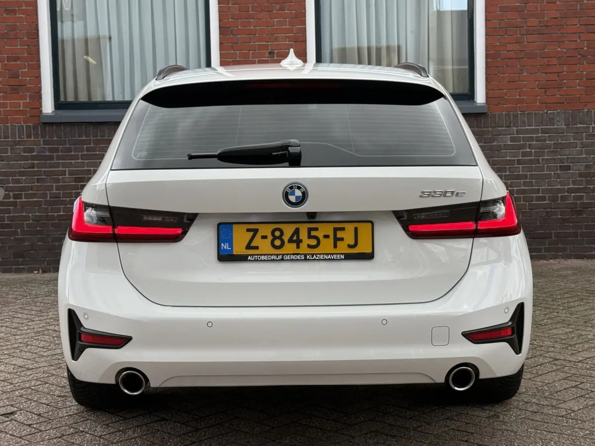 330e High Executive | LASER LED | 19 " |  CAMERA | HEAD-UP | ELEKTR KLEP | NAVI | CARPLAY |
