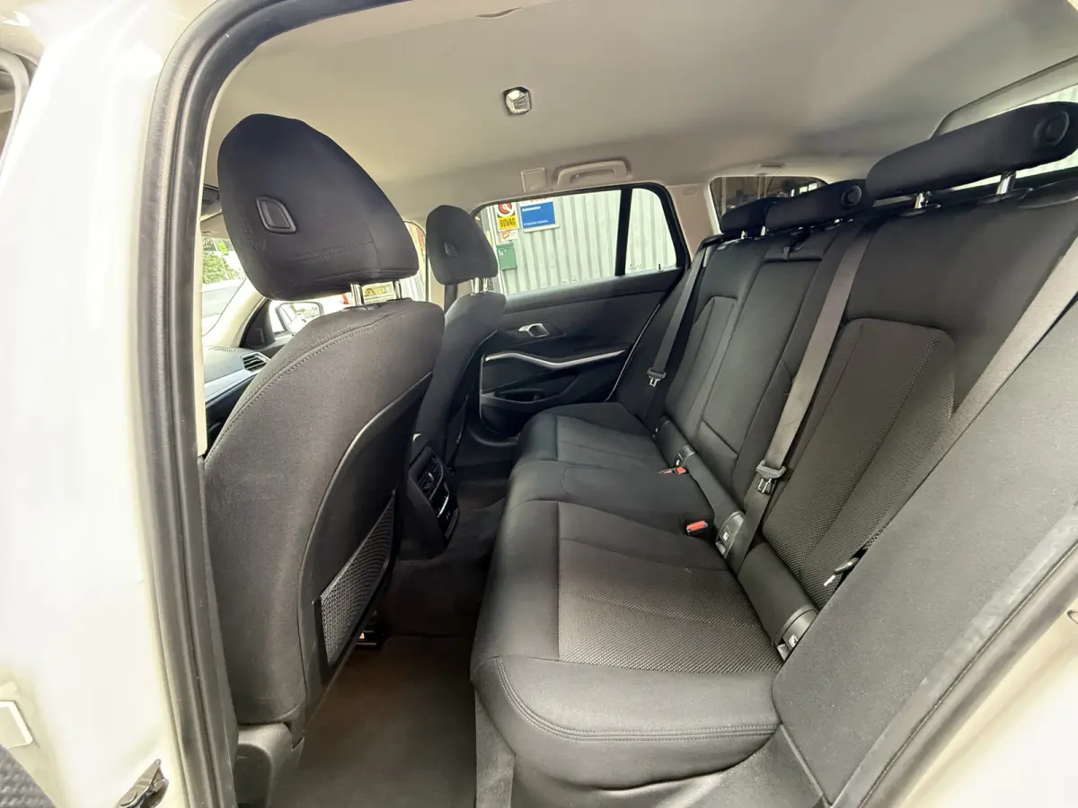 330e High Executive | LASER LED | 19 " |  CAMERA | HEAD-UP | ELEKTR KLEP | NAVI | CARPLAY |