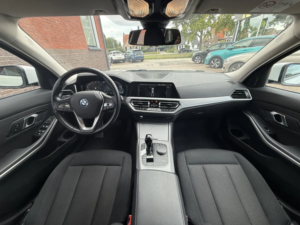 330e High Executive | LASER LED | 19 " |  CAMERA | HEAD-UP | ELEKTR KLEP | NAVI | CARPLAY |