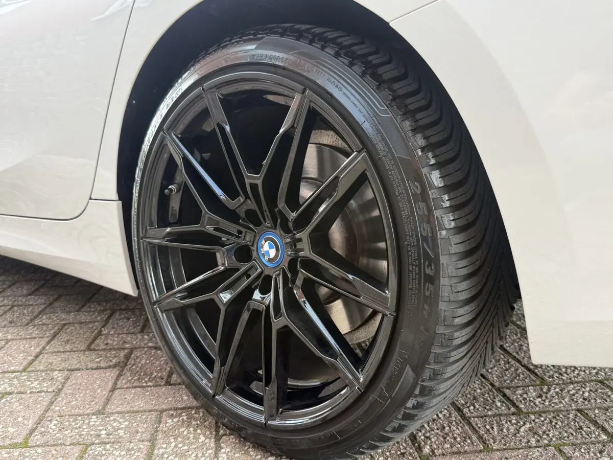 330e High Executive | LASER LED | 19 " |  CAMERA | HEAD-UP | ELEKTR KLEP | NAVI | CARPLAY |