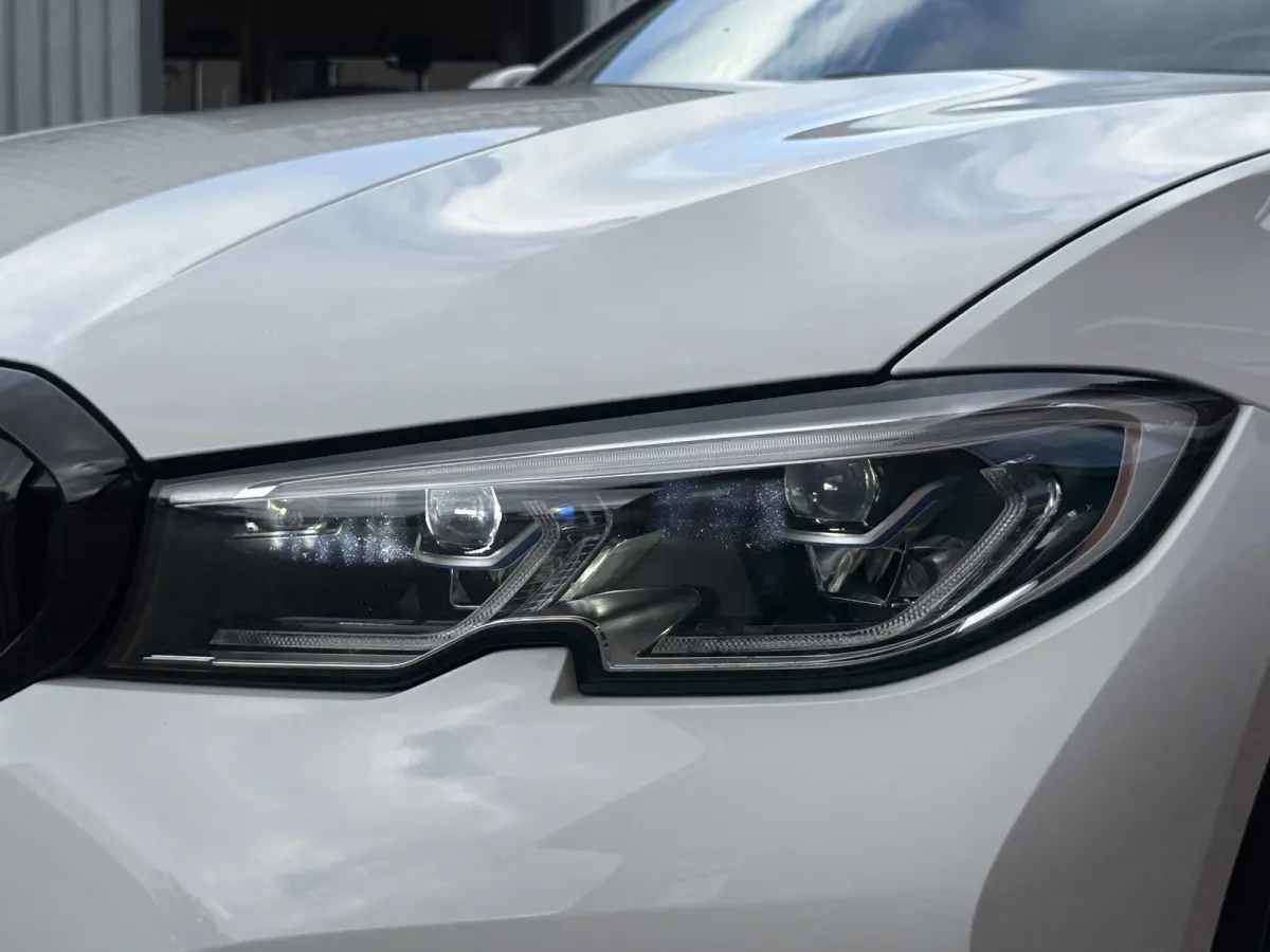 330e High Executive | LASER LED | 19 " |  CAMERA | HEAD-UP | ELEKTR KLEP | NAVI | CARPLAY |