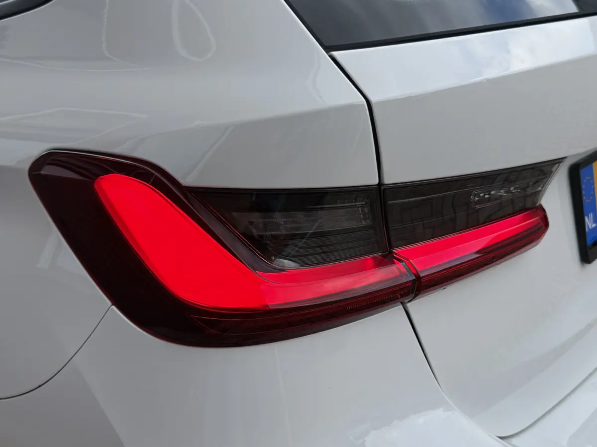 330e High Executive | LASER LED | 19 " |  CAMERA | HEAD-UP | ELEKTR KLEP | NAVI | CARPLAY |