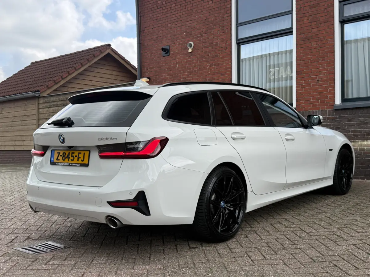 330e High Executive | LASER LED | 19 " |  CAMERA | HEAD-UP | ELEKTR KLEP | NAVI | CARPLAY |