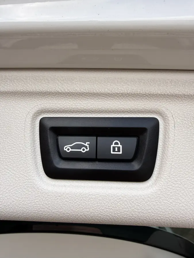 330e High Executive | LASER LED | 19 " |  CAMERA | HEAD-UP | ELEKTR KLEP | NAVI | CARPLAY |