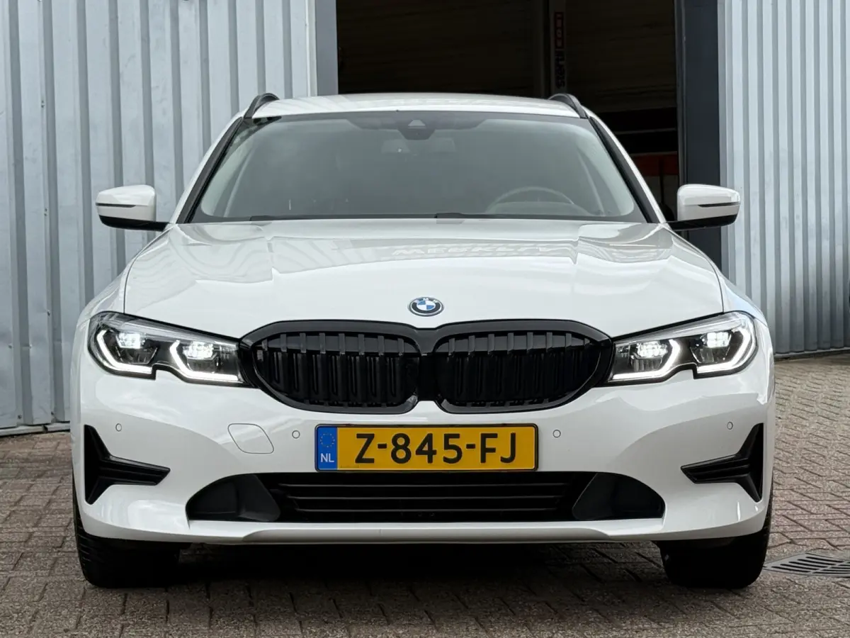 330e High Executive | LASER LED | 19 " |  CAMERA | HEAD-UP | ELEKTR KLEP | NAVI | CARPLAY |