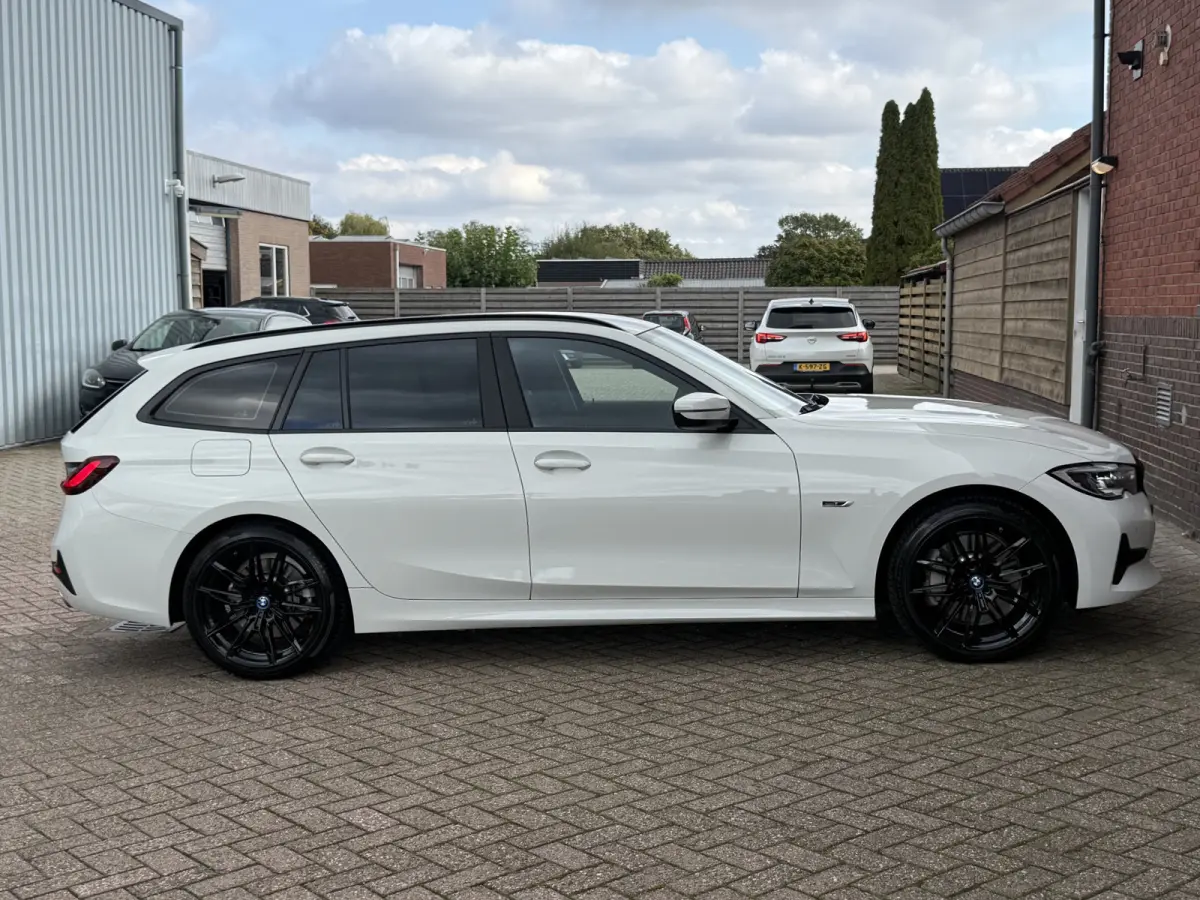 330e High Executive | LASER LED | 19 " |  CAMERA | HEAD-UP | ELEKTR KLEP | NAVI | CARPLAY |