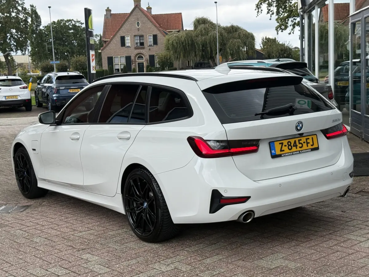 330e High Executive | LASER LED | 19 " |  CAMERA | HEAD-UP | ELEKTR KLEP | NAVI | CARPLAY |