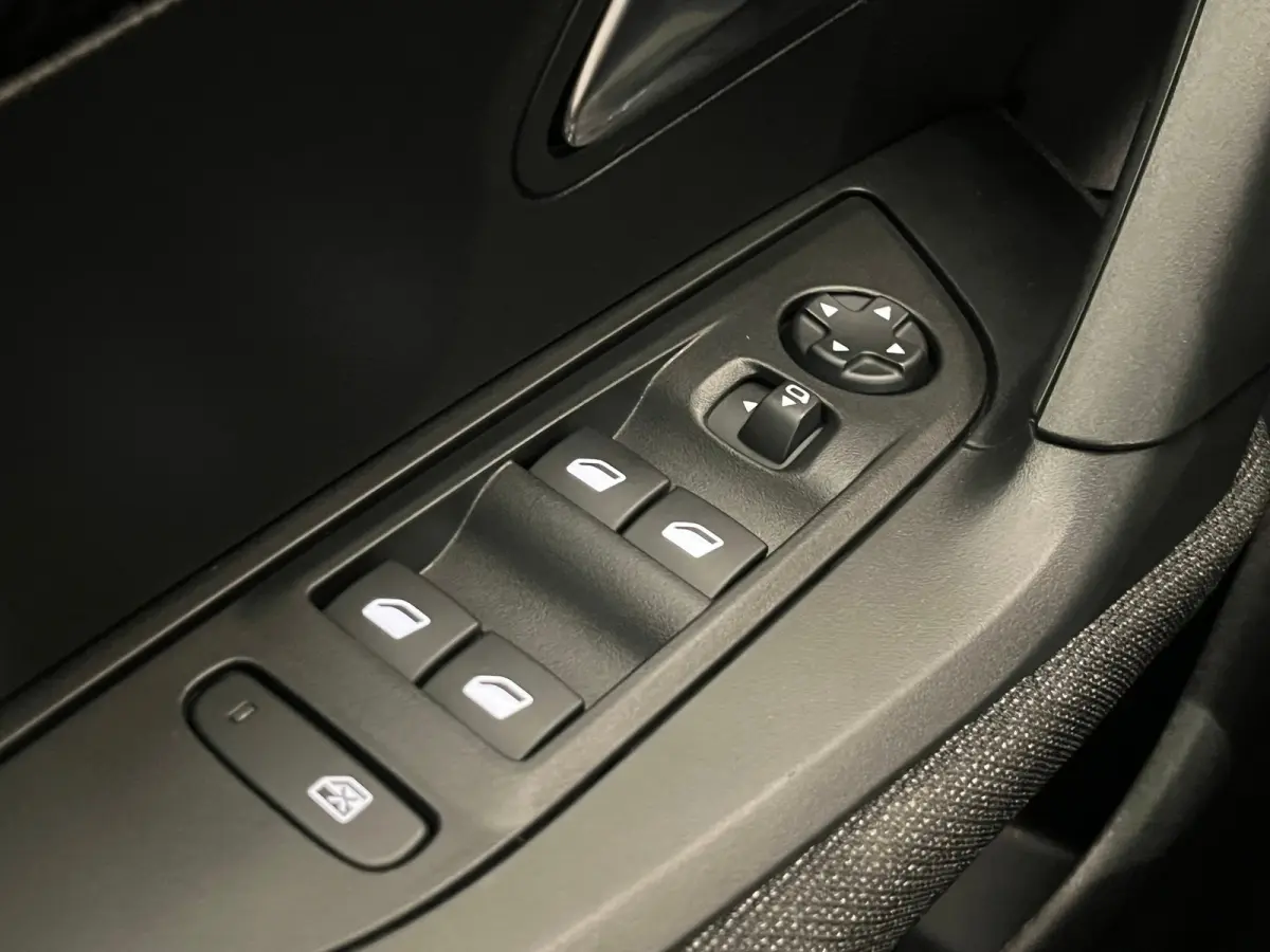 1.2 Hybrid 136 Style Climate | Carplay | Cruise | Parkeersensoren Achter | LED | DAB | Airco (automatisch) | Apple Carplay/Android Auto|telefoonintegratie premium | Centrale deurvergrendelin