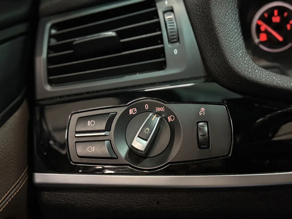 XDrive20i High Executive Aut.| Schuifdak |NAP|Head-Up Display | 360° Camera | Leder | Cruise Control | Navi | LED