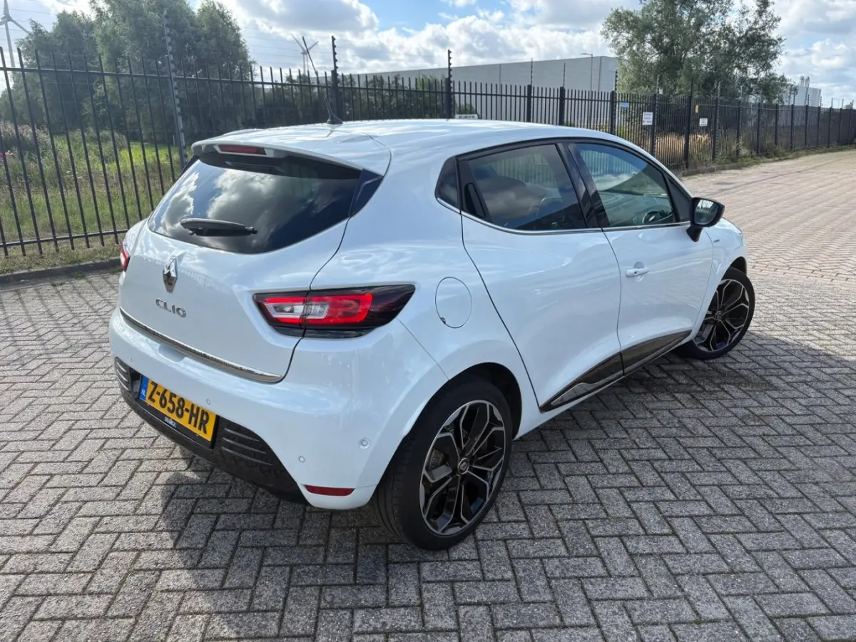 0.9 TCe Bose l Stoelverwarming l Camera l Parkeersensoren l Navigatie l Half Leder l Bose Audio l 17" l