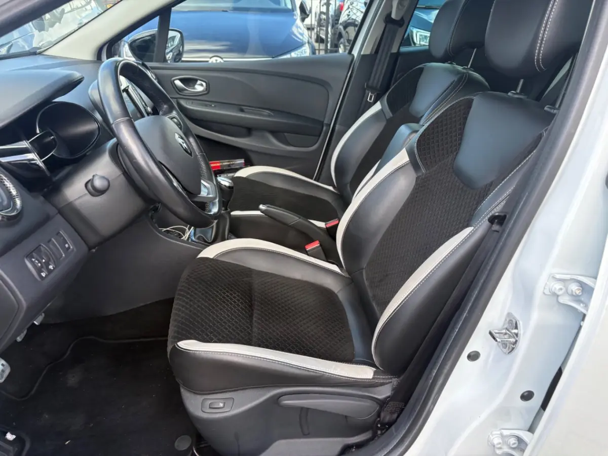 0.9 TCe Bose l Stoelverwarming l Camera l Parkeersensoren l Navigatie l Half Leder l Bose Audio l 17" l