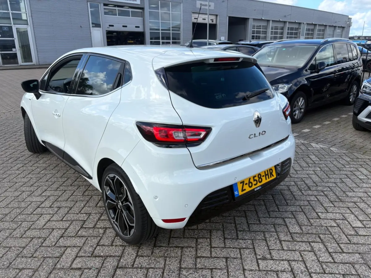 0.9 TCe Bose l Stoelverwarming l Camera l Parkeersensoren l Navigatie l Half Leder l Bose Audio l 17" l