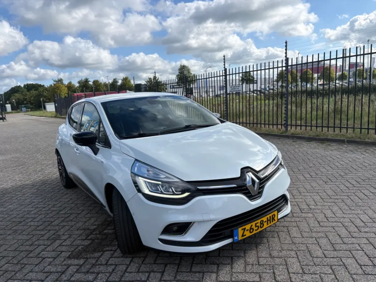 0.9 TCe Bose l Stoelverwarming l Camera l Parkeersensoren l Navigatie l Half Leder l Bose Audio l 17" l