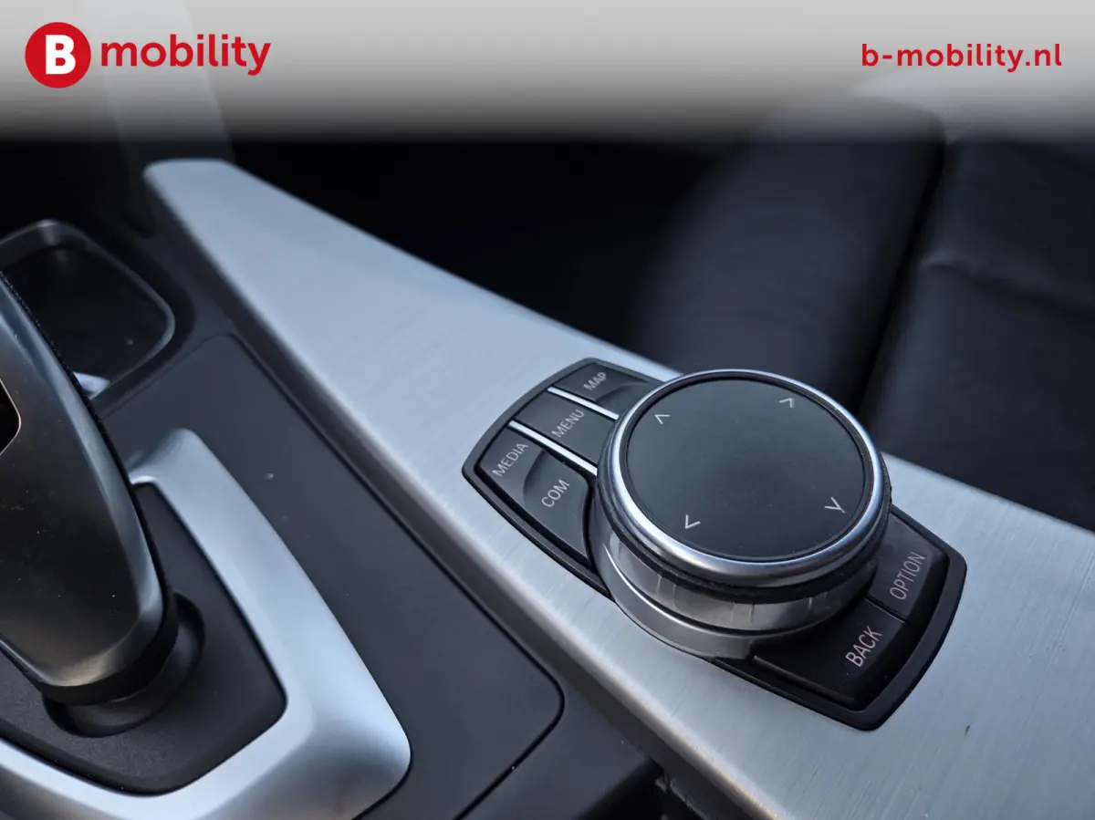 318i High Executive M-Sport Apple CarPlay NL Auto! | Achteruitrijcamera | LED | Leer | PDC