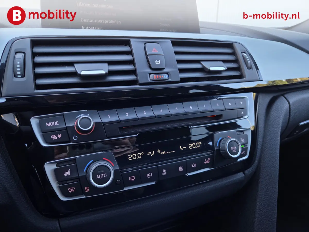 318i High Executive M-Sport Apple CarPlay NL Auto! | Achteruitrijcamera | LED | Leer | PDC
