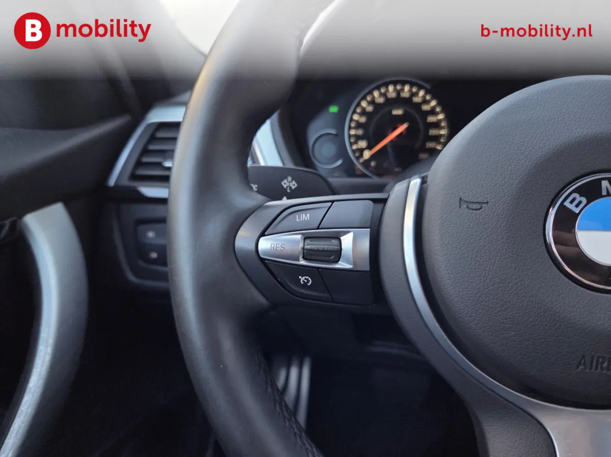 318i High Executive M-Sport Apple CarPlay NL Auto! | Achteruitrijcamera | LED | Leer | PDC