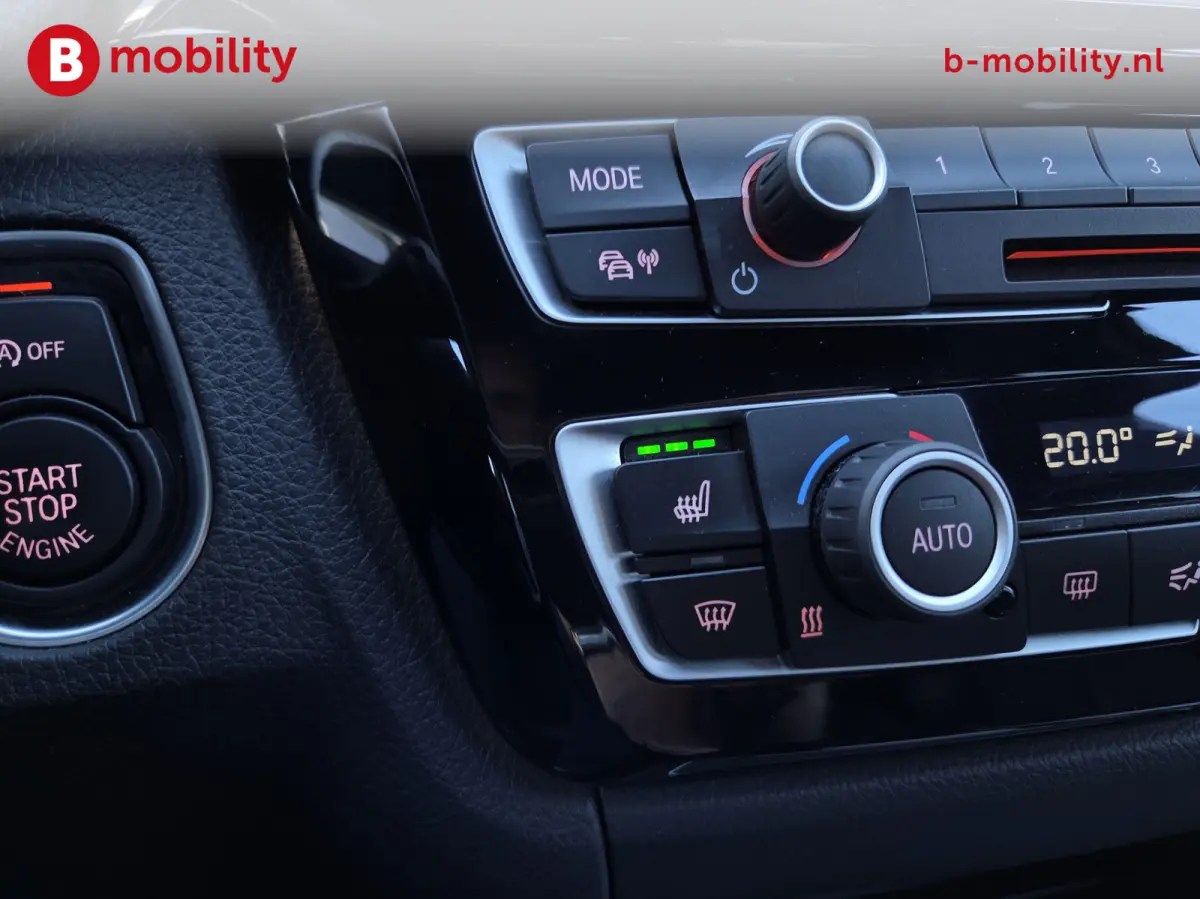 318i High Executive M-Sport Apple CarPlay NL Auto! | Achteruitrijcamera | LED | Leer | PDC