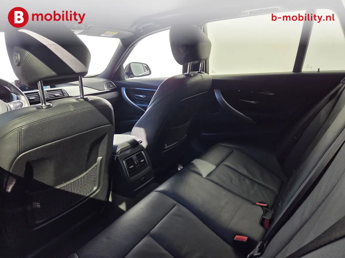 318i High Executive M-Sport Apple CarPlay NL Auto! | Achteruitrijcamera | LED | Leer | PDC