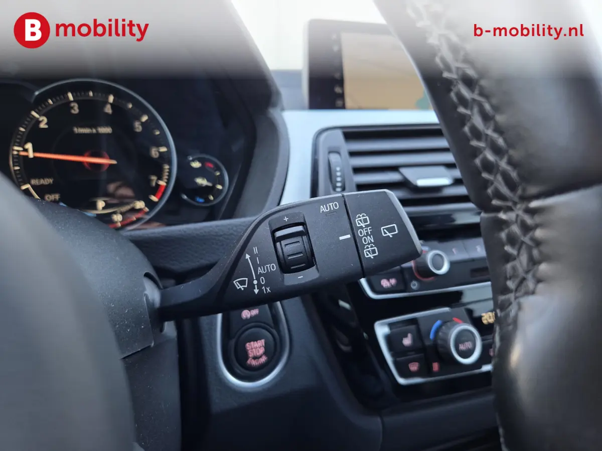 318i High Executive M-Sport Apple CarPlay NL Auto! | Achteruitrijcamera | LED | Leer | PDC