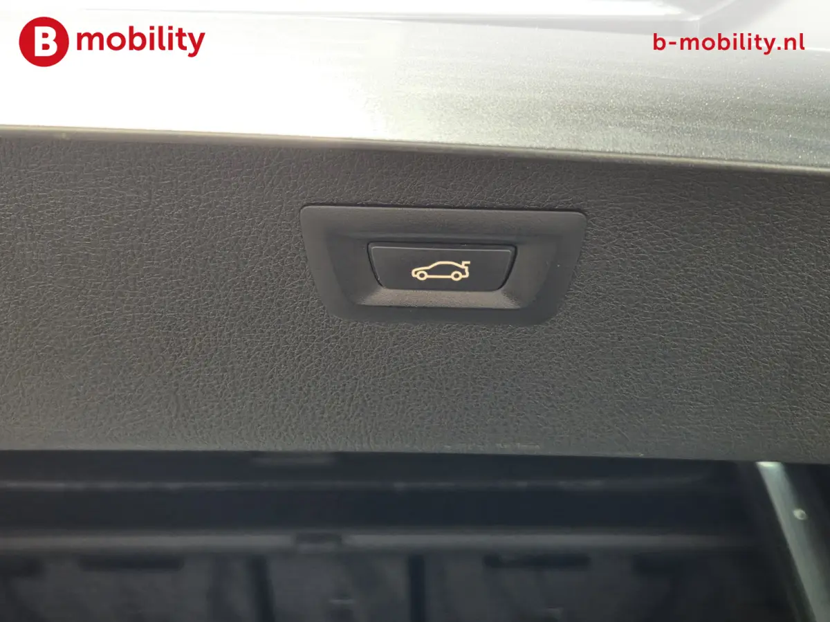 318i High Executive M-Sport Apple CarPlay NL Auto! | Achteruitrijcamera | LED | Leer | PDC