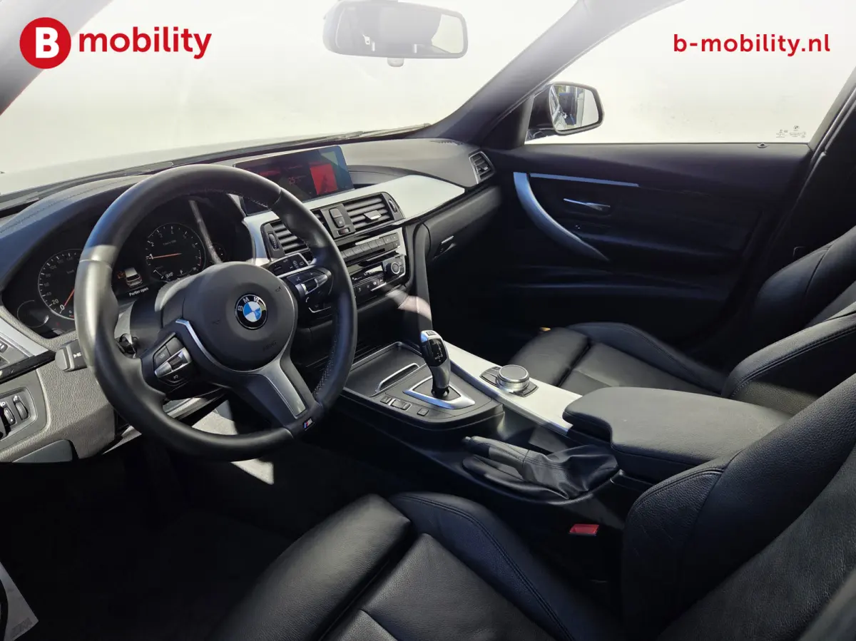 318i High Executive M-Sport Apple CarPlay NL Auto! | Achteruitrijcamera | LED | Leer | PDC