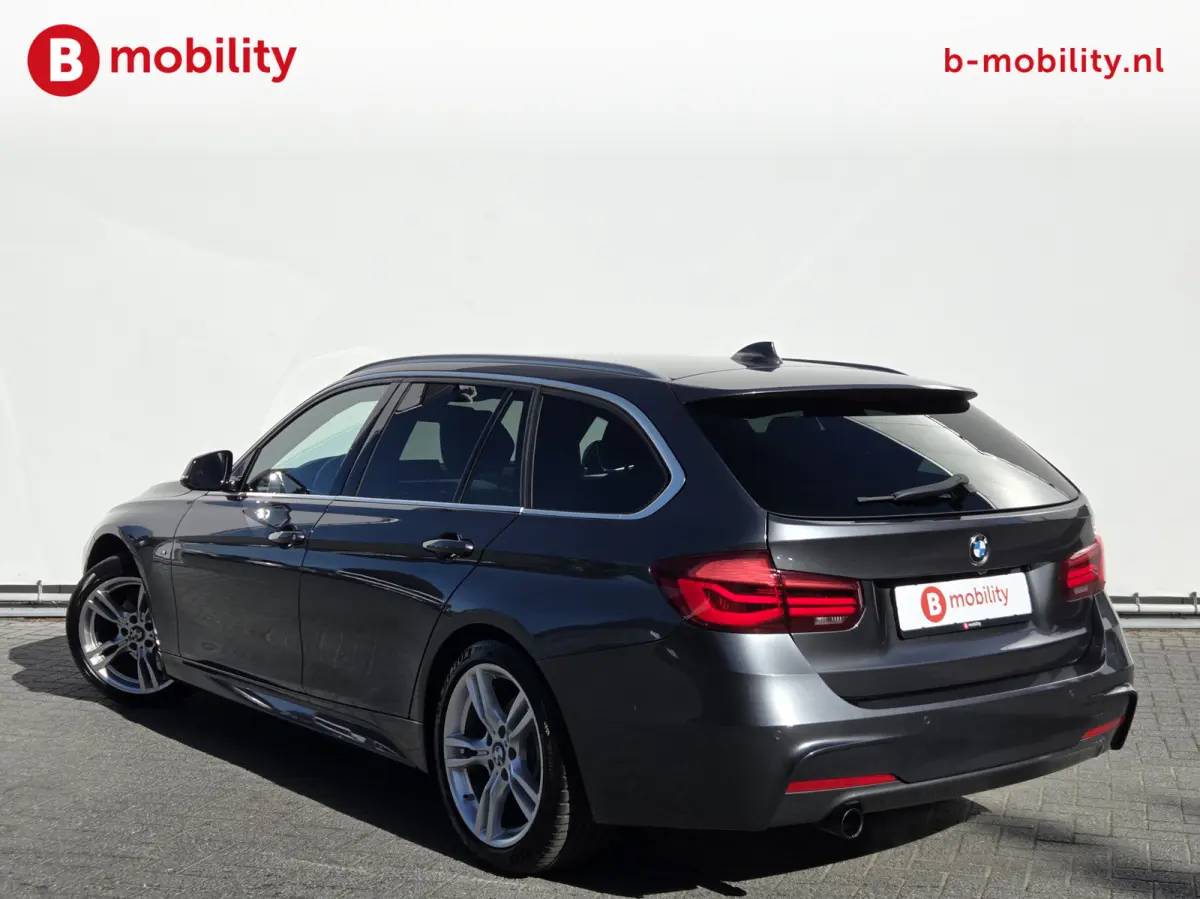 318i High Executive M-Sport Apple CarPlay NL Auto! | Achteruitrijcamera | LED | Leer | PDC