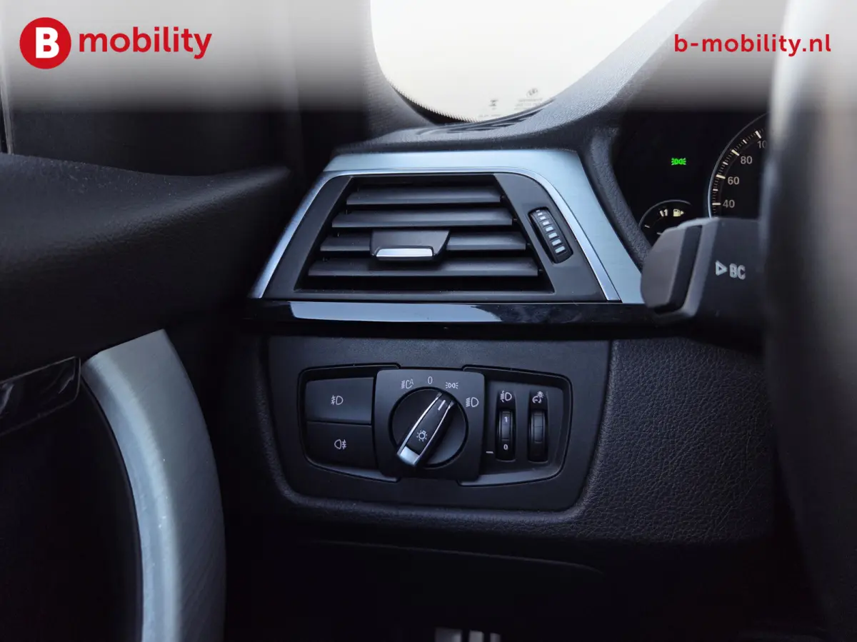 318i High Executive M-Sport Apple CarPlay NL Auto! | Achteruitrijcamera | LED | Leer | PDC