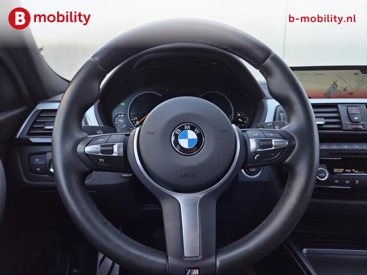 318i High Executive M-Sport Apple CarPlay NL Auto! | Achteruitrijcamera | LED | Leer | PDC