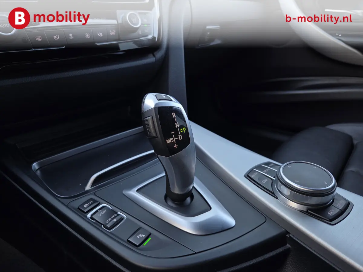 318i High Executive M-Sport Apple CarPlay NL Auto! | Achteruitrijcamera | LED | Leer | PDC